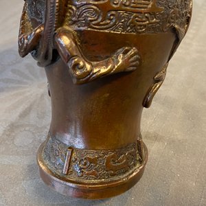 Un vase en bronze aux anses en forme de dragons, Ming — photo 9