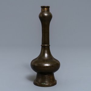 Un vase en bronze de forme dite "tête d'ail" aux taches de dorure,  Ming/Qing — photo 2