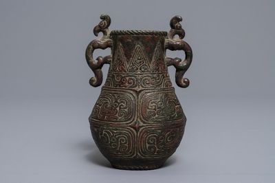 Un vase en bronze de style archaïque à décor en relief, Chine, 19ème