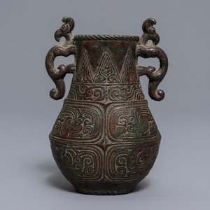 Un vase en bronze de style archaïque à décor en relief, Chine, 19ème — photo 1