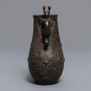 Un vase en bronze de style archaïque à décor en relief, Chine, 19ème — photo 2