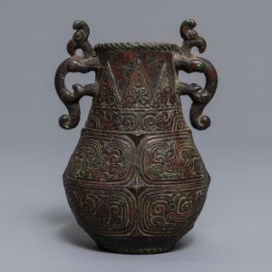 Un vase en bronze de style archaïque à décor en relief, Chine, 19ème — photo 3