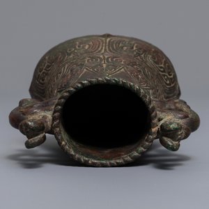 Un vase en bronze de style archaïque à décor en relief, Chine, 19ème — photo 6