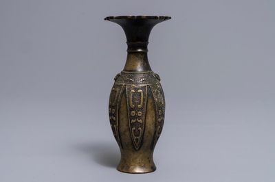 Un vase en bronze de style archaïque, Chine, 17/18ème