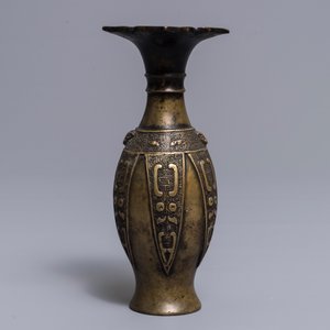Un vase en bronze de style archaïque, Chine, 17/18ème — photo 3