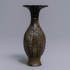 Un vase en bronze de style archaïque, Chine, 17/18ème — photo 4