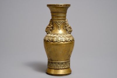 Un vase en bronze doré, Chine, marque de Xuande, 17/18ème