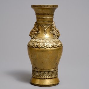 Un vase en bronze doré, Chine, marque de Xuande, 17/18ème — photo 1