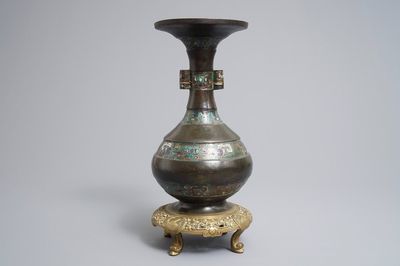 Un vase en bronze et émaux champlevés, Chine, 17/18ème