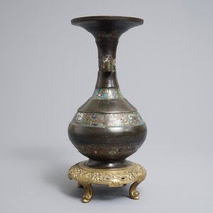 Un vase en bronze et émaux champlevés, Chine, 17/18ème — photo 4