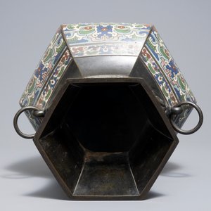 Un vase en bronze et émaux champlevés, Chine, 19ème — photo 6