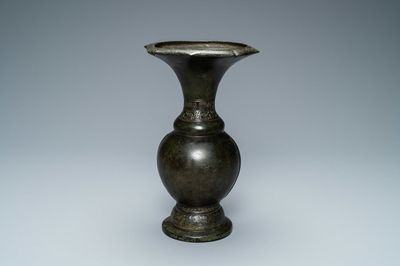 Un vase en bronze figurant des masques 'taotie', Song/Yuan