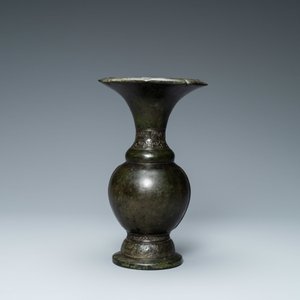 Un vase en bronze figurant des masques 'taotie', Song/Yuan — photo 2
