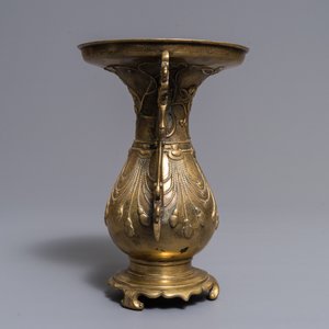 Un vase en bronze incrusté d’argent à décor en relief, Chine, 18/19ème — photo 2