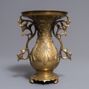 Un vase en bronze incrusté d’argent à décor en relief, Chine, 18/19ème — photo 3