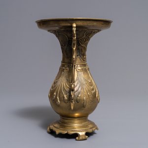 Un vase en bronze incrusté d’argent à décor en relief, Chine, 18/19ème — photo 4