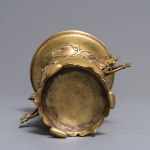 Un vase en bronze incrusté d’argent à décor en relief, Chine, 18/19ème — photo 6