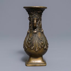 Un vase en bronze incrusté d’argent, Sino-Tibet, 18/19ème — photo 2