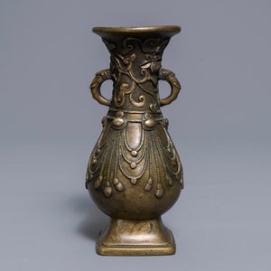 Un vase en bronze incrusté d’argent, Sino-Tibet, 18/19ème — photo 3