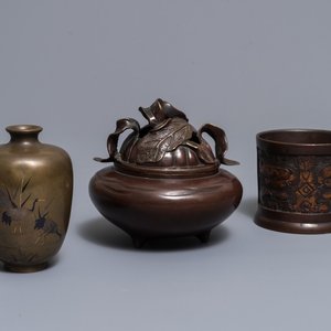 Un vase en bronze incrusté, un brûle-parfum et un pot à pinceaux en cuivre aux traces de dorure, Japon, Meiji, 19ème — photo 1