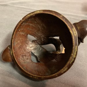 Un vase en bronze incrusté, un brûle-parfum et un pot à pinceaux en cuivre aux traces de dorure, Japon, Meiji, 19ème — photo 13