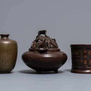 Un vase en bronze incrusté, un brûle-parfum et un pot à pinceaux en cuivre aux traces de dorure, Japon, Meiji, 19ème — photo 5