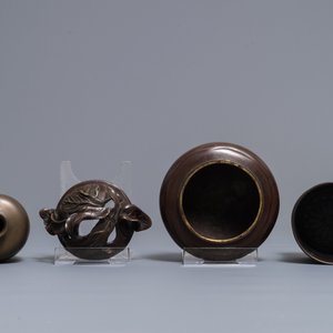 Un vase en bronze incrusté, un brûle-parfum et un pot à pinceaux en cuivre aux traces de dorure, Japon, Meiji, 19ème — photo 6