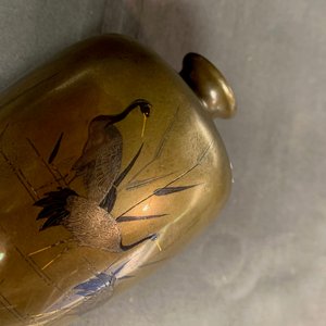 Un vase en bronze incrusté, un brûle-parfum et un pot à pinceaux en cuivre aux traces de dorure, Japon, Meiji, 19ème — photo 8
