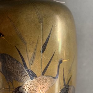 Un vase en bronze incrusté, un brûle-parfum et un pot à pinceaux en cuivre aux traces de dorure, Japon, Meiji, 19ème — photo 9