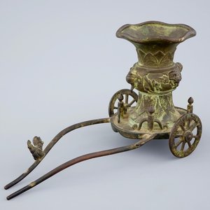 Un vase en bronze sur le base d'un chariot, fin de la Dynastie Ming au Dynastie Qing — photo 1