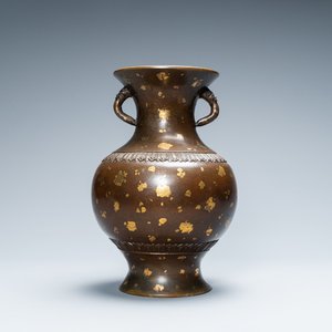 Un vase en bronze tâché d'or, marque de Qianlong, Qing — photo 1
