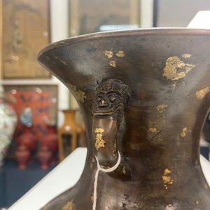 Un vase en bronze tâché d'or, marque de Qianlong, Qing — photo 31