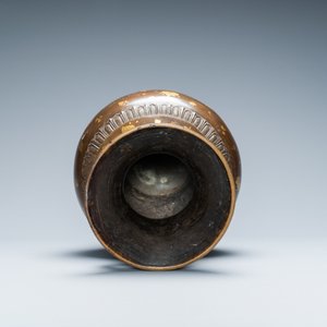 Un vase en bronze tâché d'or, marque de Qianlong, Qing — photo 5