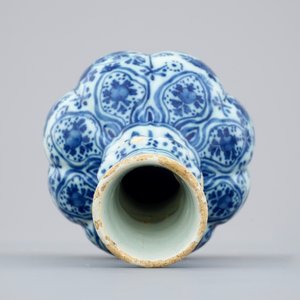 Un vase en Delft bleu et blanc au putti volants, 18ème — photo 5