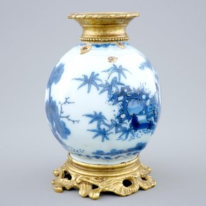 Un vase en Delft bleu et blanc monté en bronze, 17ème — photo 2