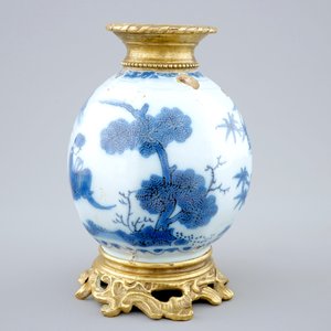 Un vase en Delft bleu et blanc monté en bronze, 17ème — photo 3