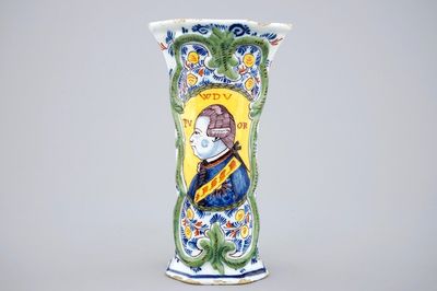 Un vase en Delft polychrome au portrait de Willem V, Prince d'Orange, 18ème