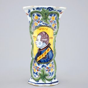 Un vase en Delft polychrome au portrait de Willem V, Prince d'Orange, 18ème — photo 1
