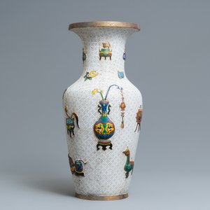 Un vase en émaux cloisonnés à décor d'antiquités, Chine, 19ème — photo 3