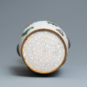 Un vase en émaux cloisonnés à décor d'antiquités, Chine, 19ème — photo 6