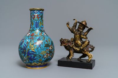 Un vase en émaux cloisonnés et un groupe en bronze doré, Chine, 18/19ème