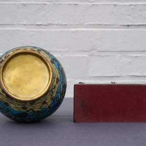 Un vase en émaux cloisonnés et un groupe en bronze doré, Chine, 18/19ème — photo 12