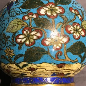 Un vase en émaux cloisonnés et un groupe en bronze doré, Chine, 18/19ème — photo 21
