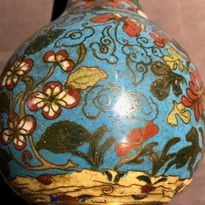 Un vase en émaux cloisonnés et un groupe en bronze doré, Chine, 18/19ème — photo 24
