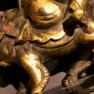 Un vase en émaux cloisonnés et un groupe en bronze doré, Chine, 18/19ème — photo 28