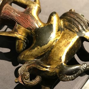Un vase en émaux cloisonnés et un groupe en bronze doré, Chine, 18/19ème — photo 34