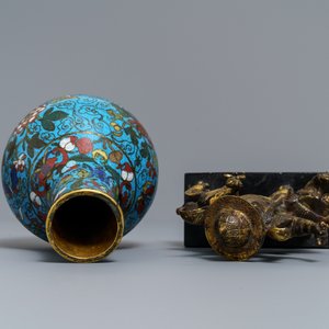 Un vase en émaux cloisonnés et un groupe en bronze doré, Chine, 18/19ème — photo 6