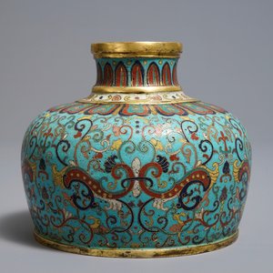 Un vase en émaux cloisonnés, marque de Qianlong, 19/20ème — photo 1