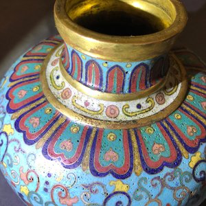 Un vase en émaux cloisonnés, marque de Qianlong, 19/20ème — photo 7