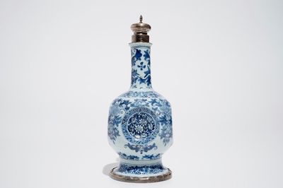 Un vase en faïence de Delft à monture en argent, Samuel van Eenhoorn, 1678 - 1686